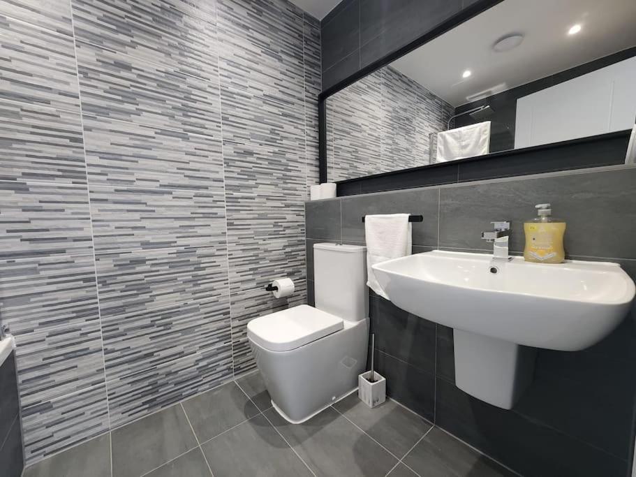 Paradigm Court, Modern 2-Bedroom Apartment F2, Oxford Ngoại thất bức ảnh
